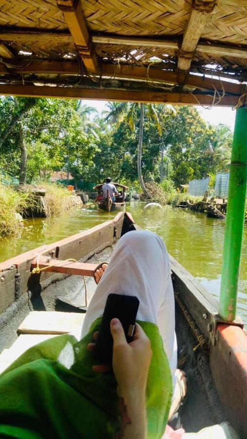 Abru'S Holidays Alappuzha Esterno foto