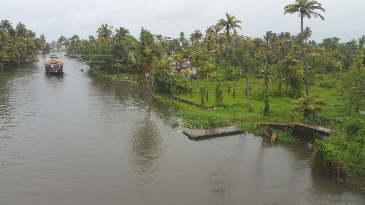 Abru'S Holidays Alappuzha Esterno foto